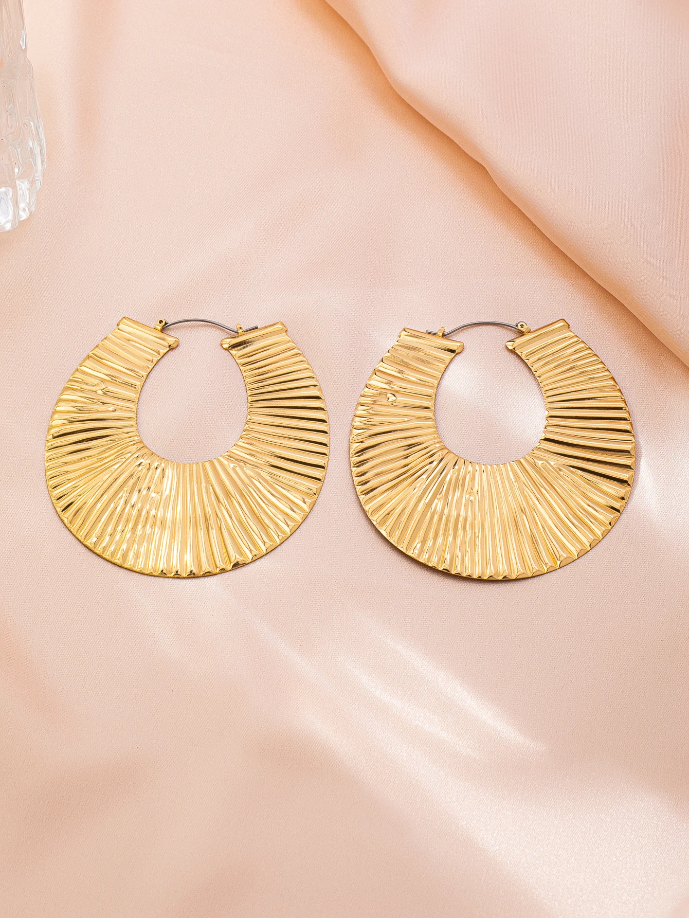 A Pair of Charming, Versatile, Exaggerated, Luxurious and High-End Women's Earrings - Image 4