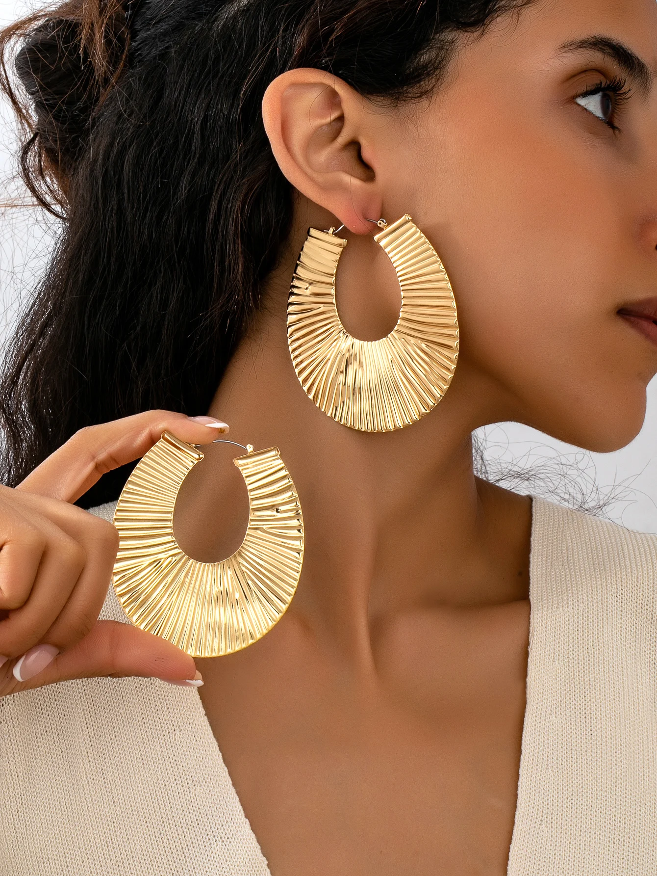 A Pair of Charming, Versatile, Exaggerated, Luxurious and High-End Women's Earrings - Image 2
