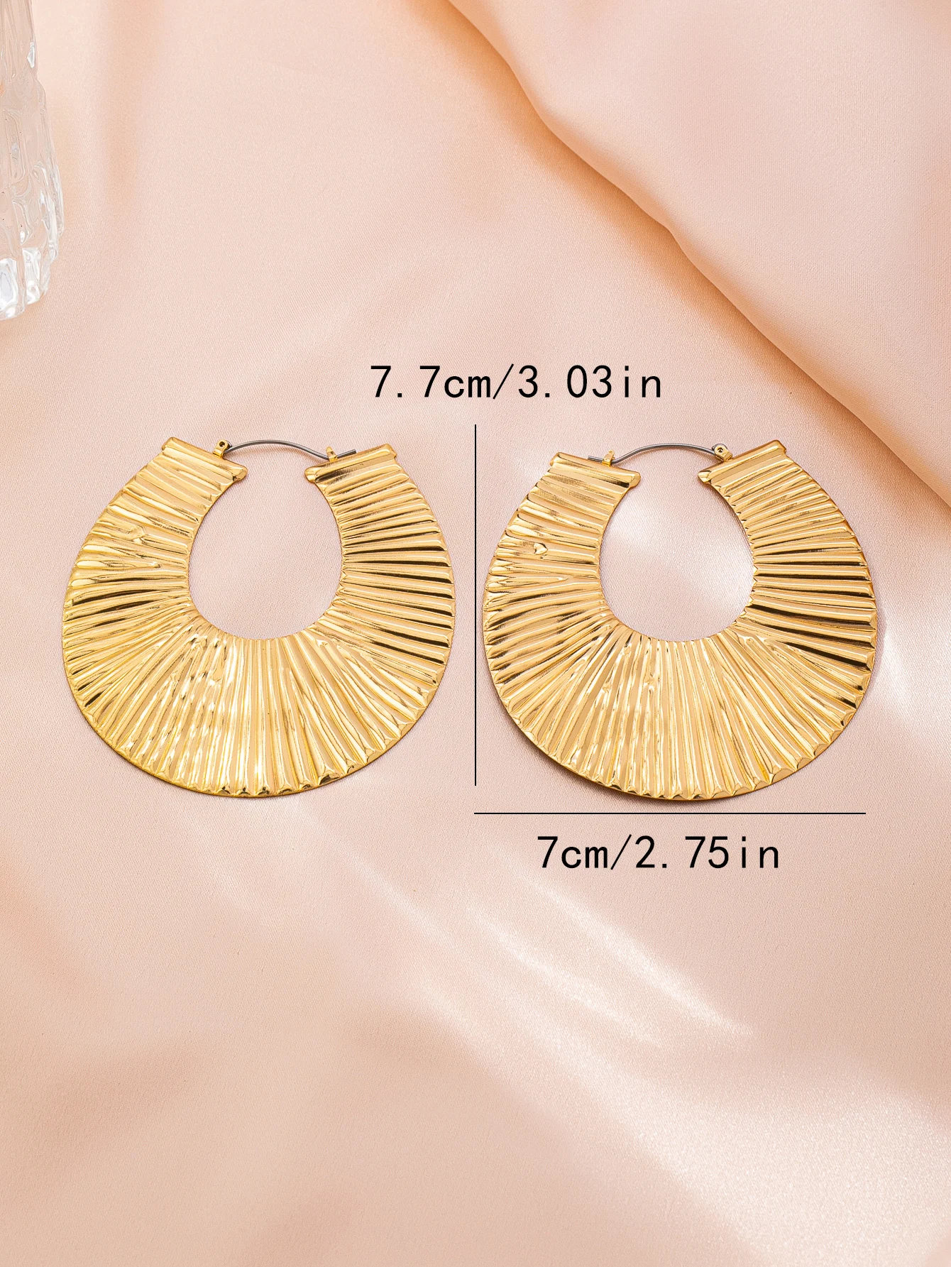 A Pair of Charming, Versatile, Exaggerated, Luxurious and High-End Women's Earrings - Image 5