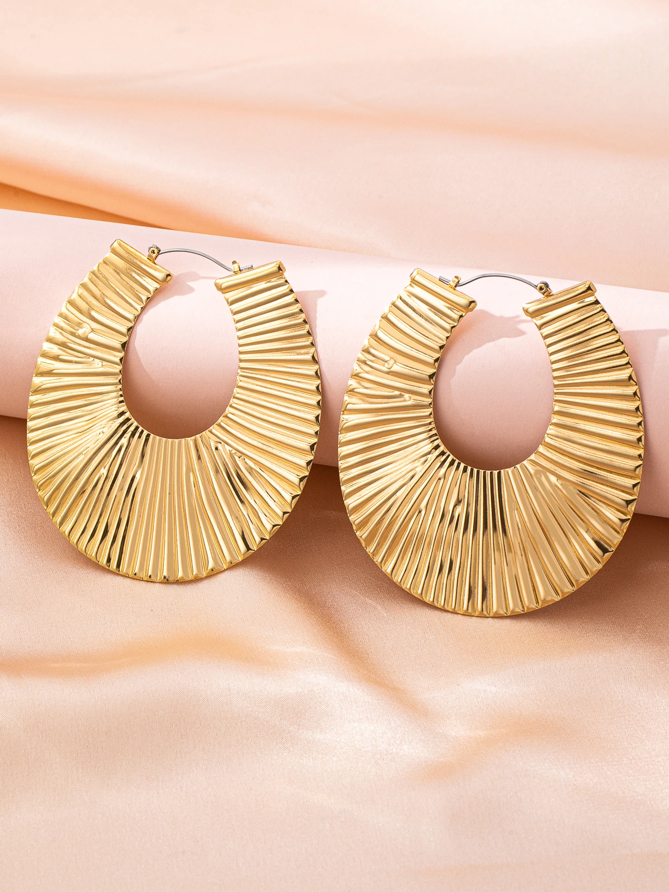 A Pair of Charming, Versatile, Exaggerated, Luxurious and High-End Women's Earrings - Image 3