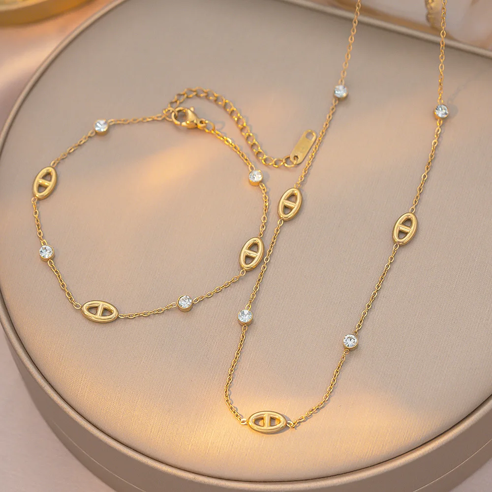 French-style minimalist white diamond pig-nose titanium steel women's exquisite, simple, versatile, high-end collar chain set - Image 4